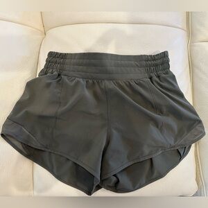 Lululemon hotty hot high rise 2.5 shorts size 4 Army Green